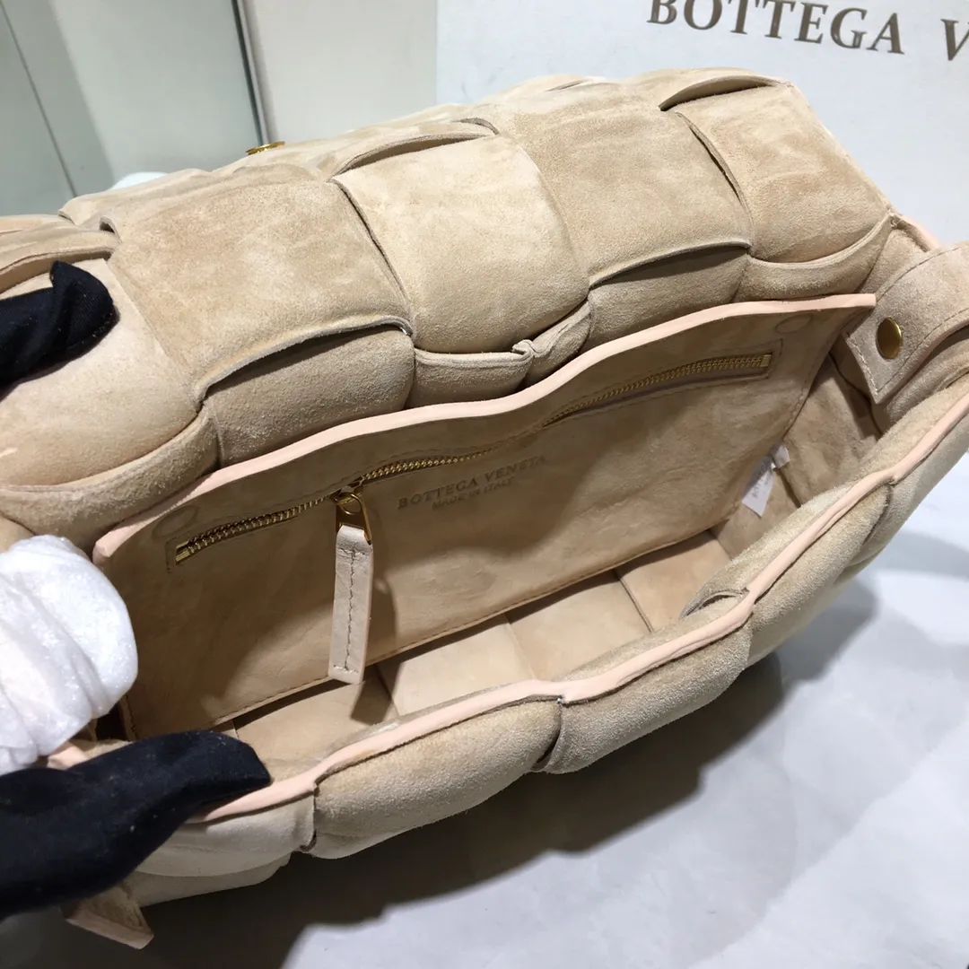 The Veneta Cassette pillow bag is made of soft frosted calfskin + aged matte gold buckle, very very fashionable! ! The leather feels super comfortable to the touch, and it has adjustable spaghetti straps with a signature triangle buckle. Size:26cm*18cm*8cm